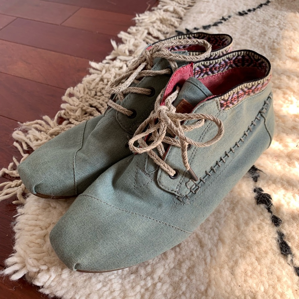 TOMS tribal lace up moccasin boots EUC 9.5